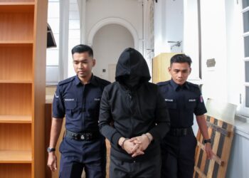 MOHD. Nazri Abdul Razak semasa perbicaraan kes bunuh yang dihadapinya di Mahkamah Tinggi Ipoh hari ini. - UTUSAN/MUHAMAD NAZREEN SYAH MUSTHAFA