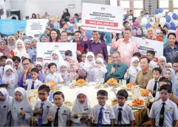 FADHLINA Sidek dan Dr. Dzulkefly Ahmad bersama murid-murid selepas penyampaian Bantuan Awal Persekolahan dan penyerahan kaca mata di Sekolah Kebangsaan Putrajaya Presint 9 (2), Putrajaya, semalam.