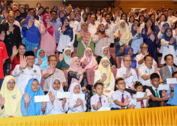 Fadhlina Sidek bersama isteri Perdana Menteri, Datuk Seri Dr. Wan Azizah Wan Ismail dan Menteri Komunikasi, Fahmi Fadzil bergambar bersama pelajar dan ibu bapa selepas penyerahan cek Bantuan Awal Persekolahan di Auditorium Tan Sri Abdul Rafie, Jabatan Pendidikan Wilayah Persekutuan, Kuala Lumpur, semalam. – UTUSAN/ISKANDAR ISHAK