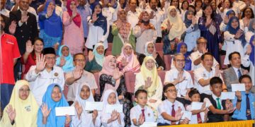 Fadhlina Sidek bersama isteri Perdana Menteri, Datuk Seri Dr. Wan Azizah Wan Ismail dan Menteri Komunikasi, Fahmi Fadzil bergambar bersama pelajar dan ibu bapa selepas penyerahan cek Bantuan Awal Persekolahan di Auditorium Tan Sri Abdul Rafie, Jabatan Pendidikan Wilayah Persekutuan, Kuala Lumpur, semalam. – UTUSAN/ISKANDAR ISHAK