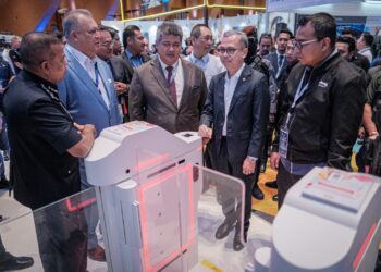 MENTERI Komunikasi, Fahmi Fadzil ketika melawat pameran pada 'Asia International Security Summit and Expo 2025' (AiSSE'25) di Pusat Konvensyen Antarabangsa Putrajaya (PICC) di sini, hari ini. UTUSAN/FAIZ ALIF ZUBIR