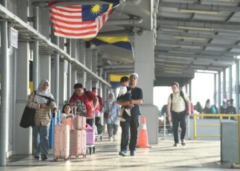 PERMINTAAN tiket feri ke Pulau Langkawi dari terminal Kuala Kedah dan Kuala Perlis menjelang cuti perayaan Tahun Baharu Cina minggu depan masih perlahan. – UTUSAN/IZLIZAN OTHMAN.