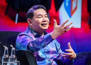 Rafizi Ramli ketika bercakap pada sesi Forum Ekonomi Malaysia 2025 di Pusat Konvensyen Kuala Lumpur (KLCC) di sini, hari ini. - UTUSAN/MUHAMAD IQBAL ROSLI