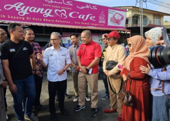 FAHMI Fadzil (tiga dari  kiri) beramah mesra dengan petugas media Kelantan di Kota Bharu, Kelantan hari ini.