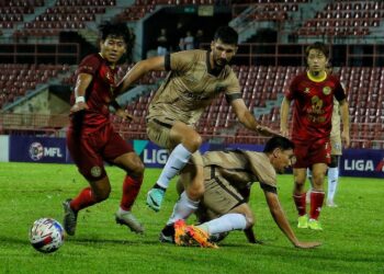 Aksi pemain Negeri Sembilan FC dan Sri Pahang FC dalam aksi Liga Super di Stadium Tuanku Abdul Rahman, Paroi, semalam.