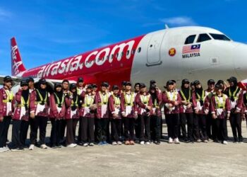 PELAJAR MRSM Kota Kinabalu merakam gambar kenangan selepas mendengar taklimat kru kabin AirAsia di KKIA baru-baru ini.