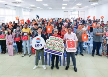 FAHMI Fadzil (tengah) melancarkan program Kembali ke Sekolah yang diadakan untuk komuniti Lembah Pantai.