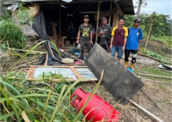 PENDUDUK Orang Asli melihat rumah buluh dan barangan yang dirosakkan gajah di Kampung Mendrod, Pos Brooke, Gua Musang, Kelantan. – MINGGUAN/AIMUNI TUAN LAH