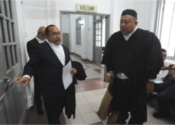 ROSLI Kamaruddin (kiri) berbincang dengan peguam selepas permohonan Habeas Corpus CEO GISBH dan isterinya ditolak oleh Mahkamah Tinggi Johor Bahru, semalam.