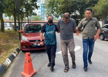 SYED Zulkhairi Zainuddin (tengah) dibawa ke Mahkamah Majistret Seremban hari ini bagi didakwa atas enam pertuduhan menipu pelaburan tidak wujud dan menyalahgunakan harta milik seorang lelaki dengan nilai keseluruhan RM116,000 pada awal tahun lalu.-UTUSAN/NOR SHAFAWATI YUP.