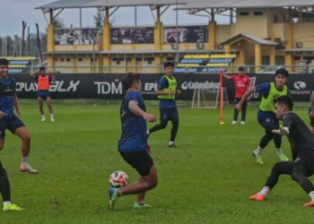 Pemain Terengganu FC memasang impian besar untuk mencari kemenangan menentang Johor Darul Ta'zim (JDT) dalam aksi separuh akhir pertama Piala Malaysia, esok. - UTUSAN/PUQTRA HAIRRY