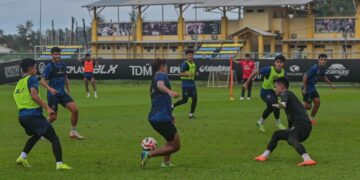 Pemain Terengganu FC memasang impian besar untuk mencari kemenangan menentang Johor Darul Ta'zim (JDT) dalam aksi separuh akhir pertama Piala Malaysia, esok. - UTUSAN/PUQTRA HAIRRY