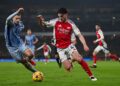 Pemain pertahanan Tottenham Hotspur,  Radu Dragusin (kiri) bersaing dengan tonggak tengah Arsenal, Declan Rice dalam aksi Liga Perdana Inggeris di Stadium Emirates, London hari ini. - AFP