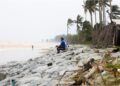 SEORANG pengunjung duduk di tapi Pantai Damat, Bachok, Kelantan yang turut mengalami hakisan selepas dilanda ombak besar.  – UTUSAN/KAMARUL BISMI KAMARUZAMAN