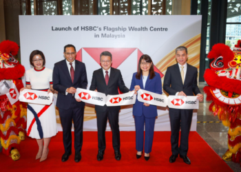 LIEW Chin Tong (tengah) bersama Linda Yip (dua dari kanan) dan Ketua Pegawai Eksekutif HSBC Bank Malaysia , Datuk Omar Siddiq (dua dari kiri) ketika HSBC membuka pusat kekayaan pertamanya di Malaysia di Menara IQ.-UTUSAN/SADDAM YUSOFF