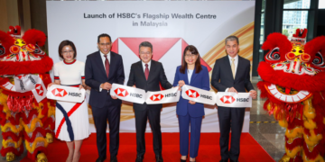 LIEW Chin Tong (tengah) bersama Linda Yip (dua dari kanan) dan Ketua Pegawai Eksekutif HSBC Bank Malaysia , Datuk Omar Siddiq (dua dari kiri) ketika HSBC membuka pusat kekayaan pertamanya di Malaysia di Menara IQ.-UTUSAN/SADDAM YUSOFF