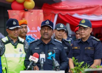 HUSSEIN Omar Khan ketika sidang akhbar selepas merasmikan Kempen Keselamatan Jalan Raya dan Advokasi Sempena Tahun Baharu Cina di Plaza Tol PJS 2, Lebuhraya Baru Pantai (NPE), hari ini.