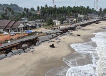 KAWASAN pantai di Terengganu mengalami hakisan yang teruk disebabkan fenomena Monsun Timur Laut. - UTUSAN