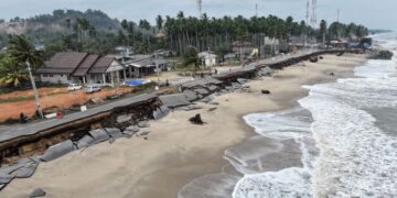 PERUBAHAN iklim global yang mengakibatkan kenaikan paras laut sehingga lebih satu meter dan hakisan pantai yang semakin serius men­jelang 2100.