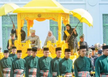 TUANKU Muhriz Ibni Almarhum Tuanku Munawir dan Tuanku Aishah Rohani bersemayam di Takhta Rencana dan diarak dari Istana Besar Seri Menanti ke Panca Persada bagi dilaksanakan istiadat bersiram bersempena Istiadat Ulangan Penghulu Luak Tanah Mengandung Mengadap dan Menjunjung Duli Tahun 2023 di Seri Menanti, Kuala Pilah pada 2023. – UTUSAN/MOHD. SHAHJEHAN MAAMIN