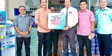 ARMI Irzan Mohd. (dua, kiri) menyerahkan sumbangan air minuman kepada Khairi Mohd. Nor sempena Program SPM Waqaf Point  di Kuala Terengganu, hari ini.