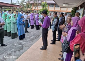 WAKIL pelajar membaca doa sebelum memasuki dewan bagi memulakan peperiksaan bertulis Sijil Pelajaran Malaysia (SPM) 2024 di Sekolah Menengah Kebangsaan (SMK) Dong di Raub, Pahang. - FOTO/SALEHUDIN MAT RASAD