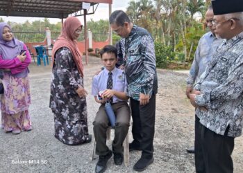 AMZAN Abd. Malek (tengah) memberi kata-kata semangat kepada calon SPM SMK Dong, Lutfil Hadi Abdullah sebelum masuk ke dewan peperiksaan sempena hari pertama Peperiksaan Bertulis SPM 2024 di Raub, Pahang. - FOTO/SALEHUDIN MAT RASAD