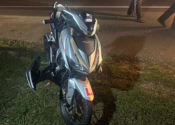 MOTOSIKAL dinaiki mangsa terbabas ketika dalam perjalanan dari arah Kuantan menghala ke Maran.