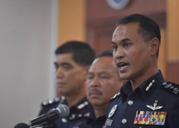 AZRY Akmar Ayob (kanan) ketika sidang akhbar di Ibu Pejabat Polis Kontinjen (IPK) Kuala Lumpur, hari ini.