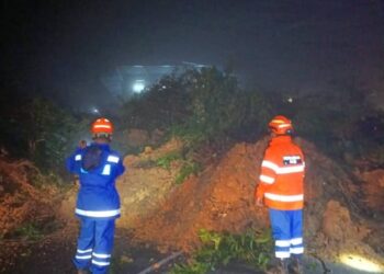 KEJADIAN tanah runtuh di Jalan Besar Kampung Raja, Simpang 3 Blue Valley kira-kira pukul 3.15 pagi tadi menyebabkan laluan terhalang. - FOTO IHSAN APM PAHANG