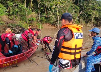 ANGGOTA bomba sedang menaikkan mayat mangsa ke atas bot selepas ditemukan dalam jarak 800 meter dari tempat kejadian di Jerantut Feri di Jerantut, Pahang. - FOTO/JBPM PAHANG