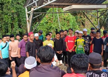 RAKAN sekelas Azri Fahmi Bahiudin Zaiful Afindi hadir pada majlis pengebumian mangsa di Tanah Perkuburan Mat Kilau, bandar Jerantut di Jerantut, Pahang. - FOTO/HARIS FADILAH AHMAD