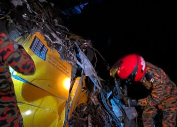 ANGGOTA bomba membantu mengeluarkan mangsa yang tersepit di bawah kepala lori dan timbunan besi dalam kemalangan di Kilometer (KM) 42.1 Lebuhraya Pantai Timur (LPT) arah Kuantan di Bentong, Pahang.