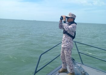 ANGGOTA Maritim Malaysia melakukan operasi dan menyelamat dua nelayan yang hilang di perairan Muar dan  mereka ditemukan selamat di Bengkalis, Indonesia.