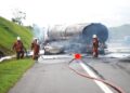 ANGGOTA bomba memadamkan kebakaran dua kenderaan di Kilometer 199.7 PLUS arah utara berhampiran Alor Gajah, Melaka.