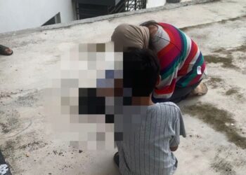 IBU mangsa melihat anaknya berusia enam tahun yang terjatuh dari tingkat lima pangsapuri Jasin Bestari, Melaka.