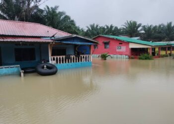 KEADAAN banjir yang melanda Kampung Contoh di Kahang,  Kluang sehingga menyebabkan penduduknya berpindah ke PPS yang disediakan.