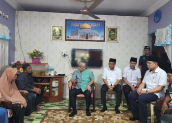 AL-SULTAN Abdullah Ri'ayatuddin Al-Mustafa Billah Shah berkenan berangkat menyantuni waris lima sekeluarga maut di Kampung Sepauk di Pekan, Pahang. - FOTO/NORHAFIZAN ZULKIFLI