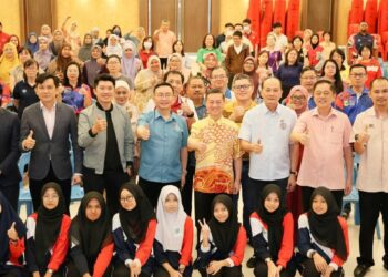 WEE Jeck Seng (tengah) bersama guru-guru dan pelajar selepas pelancaran program Ai E-Book Library di SJK (C) Bin Chong, Pontian, Johor, semalam. - UTUSAN/MUHAMMAD ZIKRI