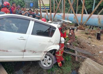 ANGGOTA penyelamat berusaha mengeluarkan seorang mangsa kemalangan daripada kenderaan jenis Perodua Myvi yang tersepit dalam satu kemalangan di Jalan Pintasan Kuantan-Kemaman, dekat Kampung Chendor di Cherating, Kuantan, Pahang. - FOTO IHSAN JBPM PAHANG