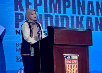 FADHLINA Sidek semasa merasmikan majlis perhimpunan kepimpinan pendidikan negeri Sabah di Dewan Sekolah Menengah Kian Kok di Kota Kinabalu hari ini.