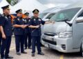 AEDY Fadly Ramli (kanan) menunjukkan van Thailand yang ditahan menerusi Op Tunggak di pekarangan parkir awam JPJ Kelantan, Panji, Kelantan.