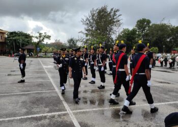 AEDY Fadly Ramli melakukan pemeriksaan perbarisan sempena lawatan kerja di JPJ Negeri Pahang di Kuantan, Pahang. - FOTO/NORHAFIZAN ZULKIFLI