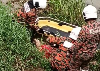 ANGGOTA Balai Bomba dan Penyelamat Renggam melakukan tugas mengeluarkan seorang wanita warga Indonesia yang terjatuh dalam Sungai Yassin di Simpang Renggam ketika melarikan diri dari rumah majikannya kelmarin.