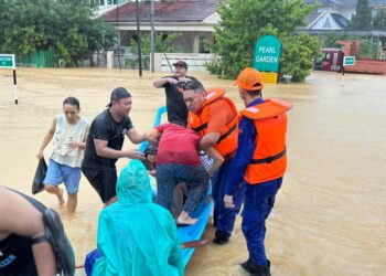 ANGKATAN Pertahanan Awam (APM) membantu memindahkan mangsa banjir di Bintulu, Sarawak. - APM BINTULU