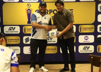 PEMAIN kebangsaan, Mohamad Sofian Kamil mempamerkan bola rasmi kejohanan, bersama Ketua Pegawai Eksekutif (CEO) Enervive Sports, Shahrizin Shaharudin. - IHSAN ENERVIVE SPORTS