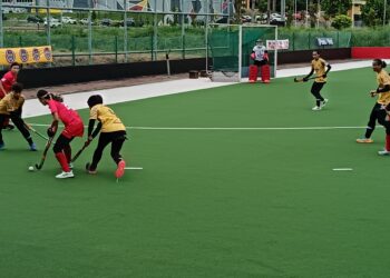 PEMAIN Negeri Sembilan (jersi merah) melakukan asakan ke kubu Armed Forces HT dalam saingan Liga Hoki Malaysia (MHL) 2025 di Stadium Hoki Seremban 2, semalam.