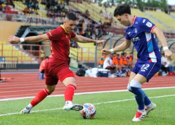 PEMAIN import Negeri Sembilan FC, Ricardo Pires Santos Junior, dikawal pemain Sabah FC, Stuart John Wilkin, ketika beraksi pada Liga Super di Stadium Tuanku Abdul Rahman Paroi, hari ini.-UTUSAN/GAMBAR : MOHD SHAHJEHAN MAAMIN.