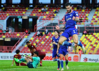 JOAO Pedro Boeira Duarte meraikan gol jaringannya pada perlawanan Liga Super di antara NSFC dan Sabah di Stadium Tuanku Abdul Rahman, Paroi, Seremban hari ini.-UTUSAN/MOHD. SHAHJEHAN MAAMIN.