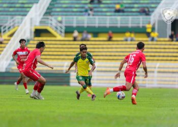 FAYADH Zulkfli cuba melepasi kawalan pemain KDN FC dalam aksi Liga Super di Stadium Darul Aman, Alor Setar hari ini. - IHSAN KDA FC